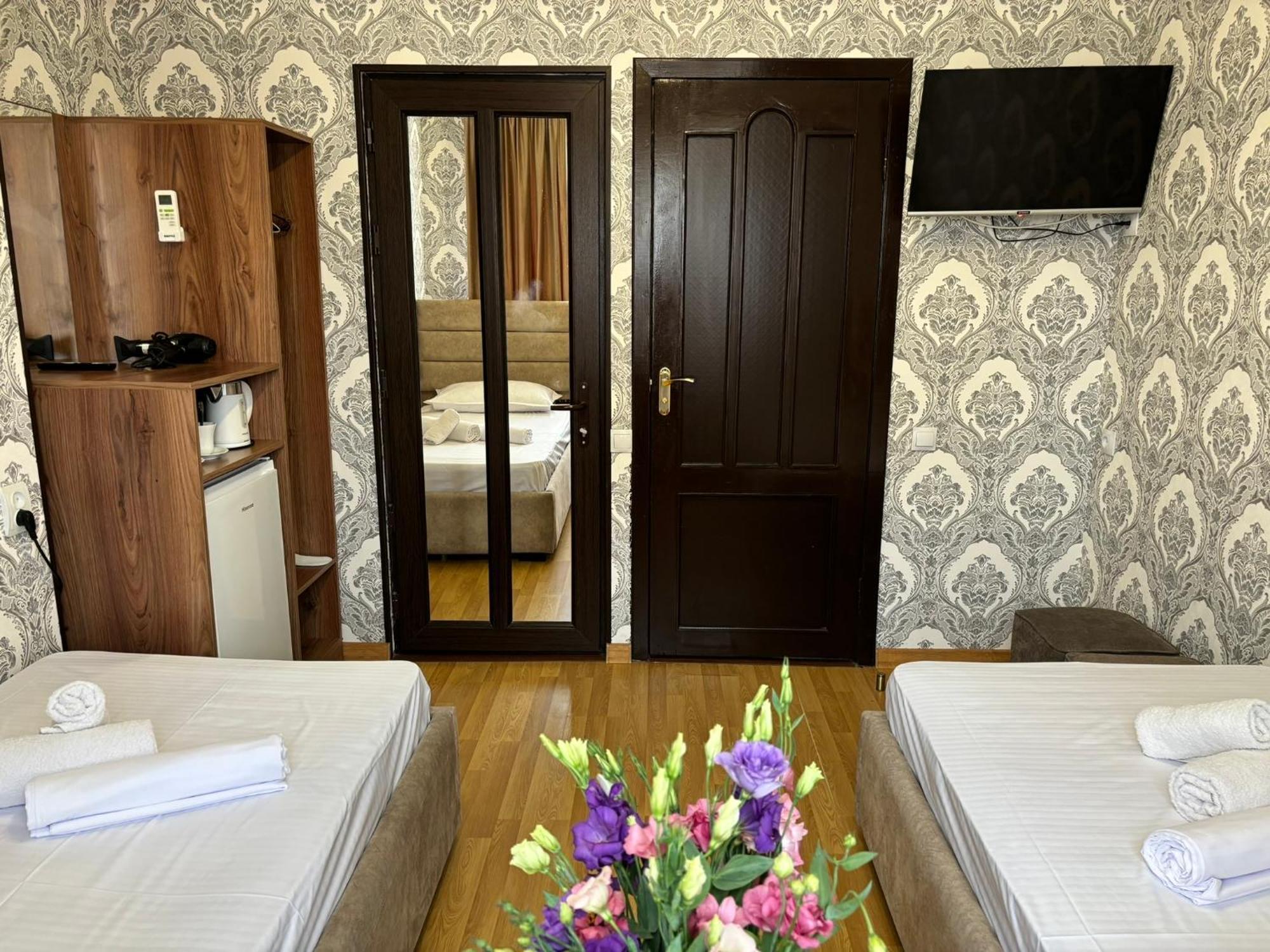 Styopa Hotel Jerevan Buitenkant foto
